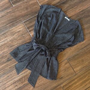 EUC Max Studio V-Neck Cap Sleeve Top